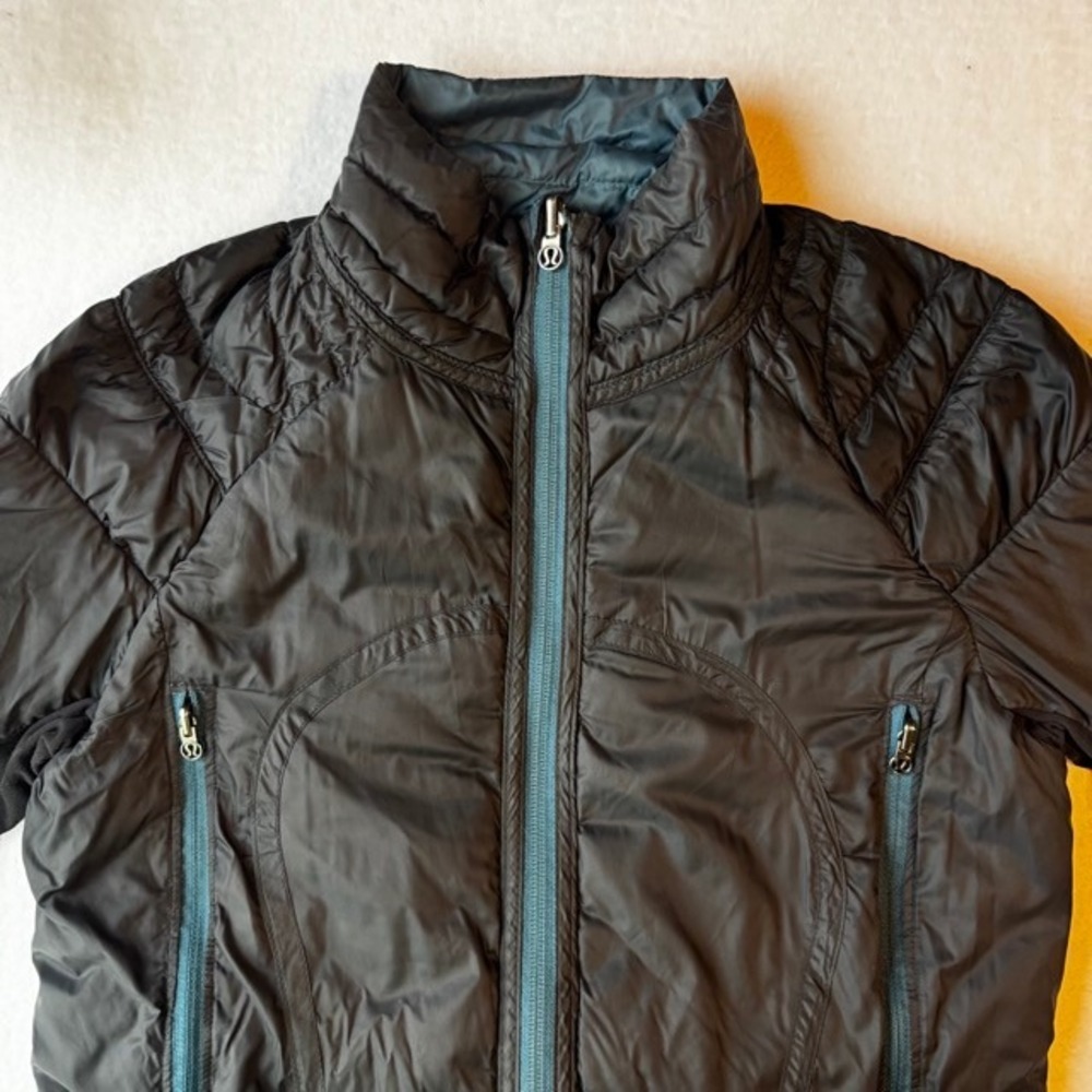 Lululemon Womens Run Turn Around Reversible Down Jacket in black and teal Sz 8 - Picture 5 of 11